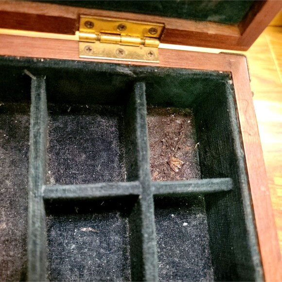 Vintage Wood and Brass Jewelry Box Stamped 1971 Royal London - Picture 9 of 11